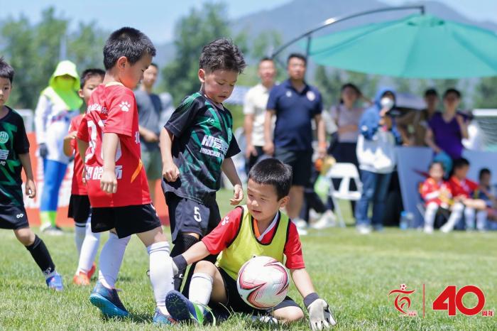 24直播網(wǎng)：百隊(duì)杯足球賽6歲、7歲足球節(jié)落幕 近200支球隊(duì)角逐